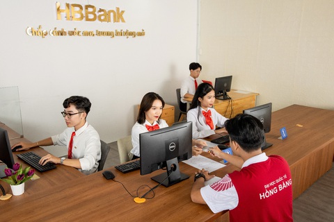 HIU công bố điểm chuẩn xét học bạ và học bổng 2024- Ảnh 3. Sinh viên ngành tài chính ngân hàng HIU học thực hành tại ngân hàng mô phỏng