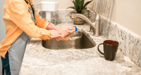 Những rào cản khiến người Hàn Quốc ngại ngần thuê giúp việc người nước ngoài- Ảnh 1. Người giúp việc là người nước ngoài đang làm việc nhà tại Hàn Quốc. Ảnh: koreapro.org
