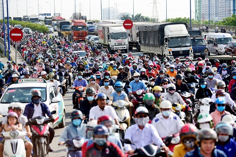 Đấu giá biển số xe máy: Thí điểm ở đô thị lớn trước khi áp dụng đại trà?- Ảnh 4. Cần chuẩn bị kỹ hạ tầng vì lượng biển số xe máy lớn - Ảnh: QUANG ĐỊNH