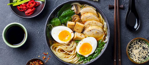 Tại sao mì ramen làm thực khách khắp thế giới say mê đến thế?- Ảnh 5. Ramen được nấu chín vừa phải và ăn nhanh khi còn nóng - Ảnh: Tasteatlas