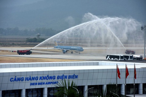 Sân bay Điện Biên vẫn ảnh hưởng sương mù, chưa tiếp nhận được máy bay- Ảnh 1. Từ ngày 6 đến 8-4, sân bay Điện Biên bị ảnh hưởng sương mù nên nhiều chuyến bay không khai thác được - Ảnh: TRẦN HUY HÙNG