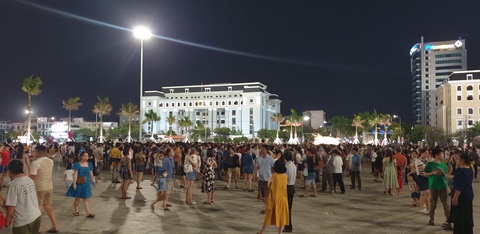 Sàn nhạc nước ở Đà Nẵng phải tạm dừng vì trẻ em ùa vào tắm quá đông- Ảnh 1. Rất đông người dân đợi xem nhạc nước nhưng phải ra về trong hụt hẫng - Ảnh: QUANG HẢI