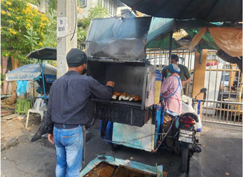 Ám ảnh khói nướng: Không riêng TP.HCM, Bangkok cũng 'đau đầu'- Ảnh 2. Một quầy bán thịt nướng lề đường ở Thái Lan - Ảnh: THAI PBS