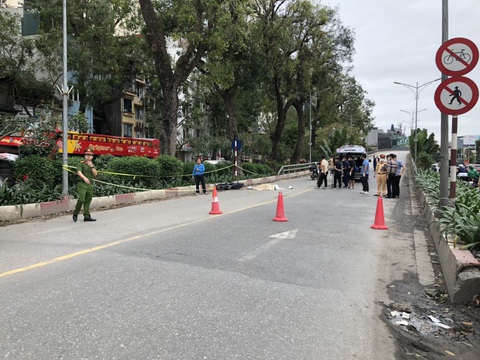 Hai học sinh thương vong sau vụ tai nạn giữa xe máy điện và ô tô khách ở Hà Nội- Ảnh 1. Cảnh sát phong tỏa khu vực cầu vượt An Dương - Thanh Niên để điều tra nguyên nhân vụ tai nạn - Ảnh: D.C.