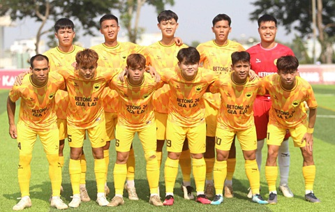 CLB Tây Nguyên Gia Lai bị VFF cảnh báo là những ai?- Ảnh 1. Đội hình Tây Nguyên Gia Lai trong trận thua 0-5 trước Kon Tum - Ảnh: NGỌC LÊ