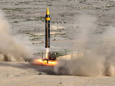 Iran tuyên bố sở hữu 9 loại tên lửa có thể vươn tới Israel- Ảnh 1. Tên lửa đạn đạo Khorramshahr thế hệ thứ 4 mới - có tên Kheibar - với tầm bắn 2.000km được thử nghiệm tại một địa điểm không tiết lộ ở Iran - Ảnh: REUTERS