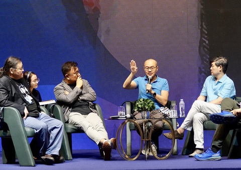 Nhà sản xuất Raymond Phathanavirangoon (thứ hai từ trái sang) trò chuyện trong một phiên thảo luận ở HIFF sáng 8-4 - Ảnh: T.T.D Nhà sản xuất Raymond Phathanavirangoon (thứ hai từ phải sang) trò chuyện trong một phiên thảo luận ở HIFF sáng 8-4 - Ảnh: T.T.D.