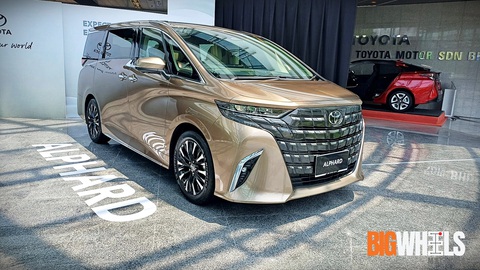 Mua ô tô cao hơn thu nhập 90 lần: Xe bị cẩu đi gán nợ, vợ phải cầm đồ chuộc xe- Ảnh 2. Toyota Alphard là mẫu MPV có giá khá cao, hơn 4 tỉ ở Việt Nam và tương đương gần 3 tỉ ở Malaysia - Ảnh minh họa: Big Wheels