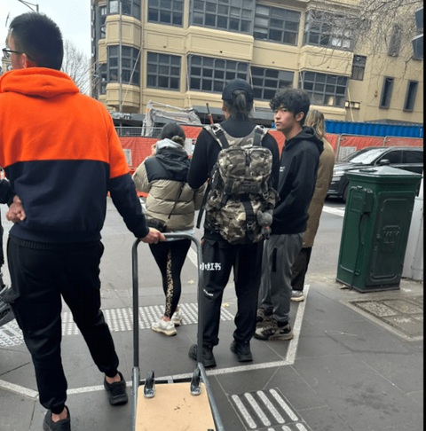 Trước đó, Tạ Đình Phong và Lucas vô tình bị người qua đường bắt gặp khi đi nghỉ ở Úc. Trước đó, Tạ Đình Phong và Lucas vô tình bị người qua đường bắt gặp khi đi nghỉ ở Úc.