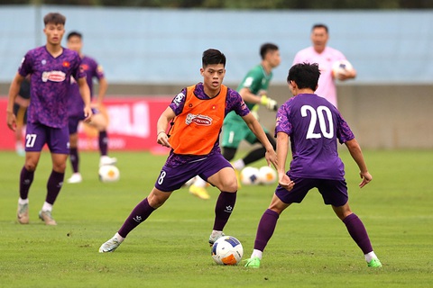 VCK U23 châu Á 2024: U23 Việt Nam mang niềm tin sang Qatar- Ảnh 2. U23 Việt Nam đã lên đường đến Qatar sáng 8-4 - Ảnh: HOÀNG TÙNG