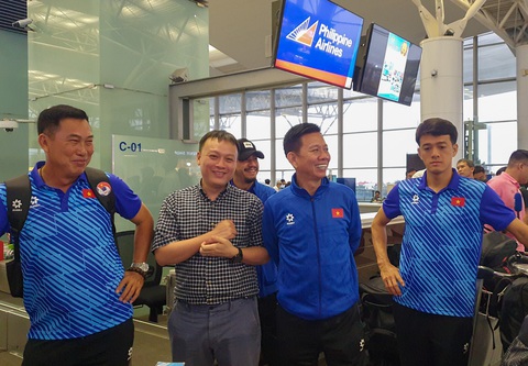 Các thành viên ban huấn luyện U23 Việt Nam rạng rỡ trước chuyến đi - Ảnh: VFF Các thành viên ban huấn luyện U23 Việt Nam rạng rỡ tại sân bay Nội Bài - Ảnh: VFF