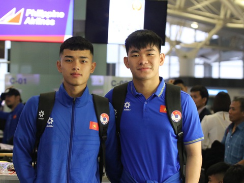 U23 Việt Nam lên đường đến Qatar tham dự vòng chung kết U23 châu Á 2024- Ảnh 5. Bộ đôi cầu thủ Sông Lam Nghệ An, trung vệ Lê Nguyên Hoàng (trái) và tuyển thủ quốc gia thủ môn Nguyễn Văn Việt - Ảnh: VFF