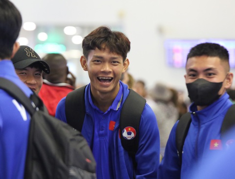 U23 Việt Nam lên đường đến Qatar tham dự vòng chung kết U23 châu Á 2024- Ảnh 4. Trước giờ bay, HLV Hoàng Anh Tuấn bắt tay, động viên từng cầu thủ tạo tâm lý thoải mái, phấn chấn - Ảnh: VFF