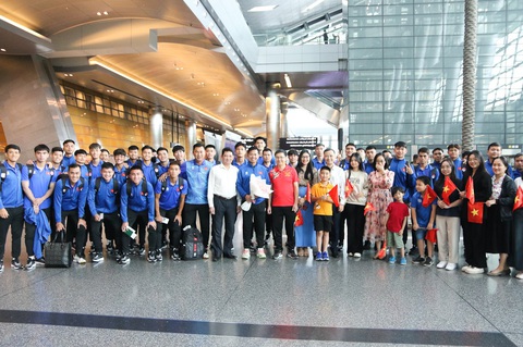U23 Việt Nam tranh thủ tập luyện ngay khi tới Qatar- Ảnh 4. Đại sứ quán Việt Nam và cộng đồng người Việt tại Qatar tiếp đón nhiệt tình U23 Việt Nam - Ảnh: VFF