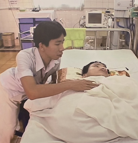 Anh Nguyễn Đức bên giường bệnh của anh trai Nguyễn Việt Anh Nguyễn Đức bên giường bệnh của anh trai Nguyễn Việt