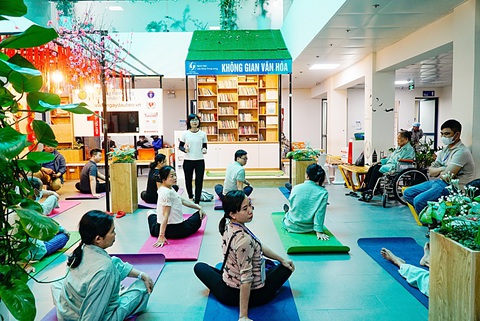 Tiếng cười của bệnh nhân lớp học yoga đặc biệt- Ảnh 1. Lớp học yoga thu hút nhiều người cao tuổi tại Bệnh viện Lão khoa trung ương tham gia - Ảnh: NGUYỄN HIỀN