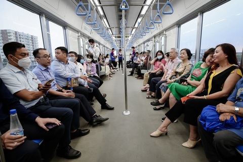 Metro số 1 'loading' 98%, dân tình hỏi nhau sau này ai được miễn giảm vé?- Ảnh 1. Hành khách trên chuyến metro số 1 chạy thử nghiệm năm 2023 - Ảnh: PHƯƠNG NHI