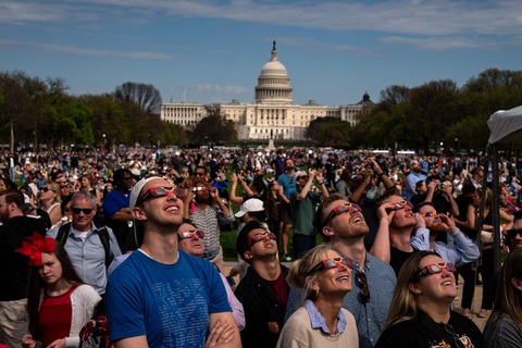 Ảnh nhật thực toàn phần tuyệt đẹp ngày 8-4- Ảnh 12. Người dân tập trung tại National Mall ở Washington, DC để xem nhật thực - Ảnh: Kent Nishimura/Getty