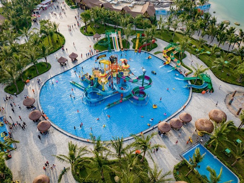 Ocean City sôi động lễ hội chào hè 2024- Ảnh 1. Lễ hội chào hè 2024 tại Ocean City được tổ chức tại Tổ hợp công viên nước đẳng cấp VinWondersWater Park với các hoạt động sôi động, hấp dẫn. Ảnh: Đ.H