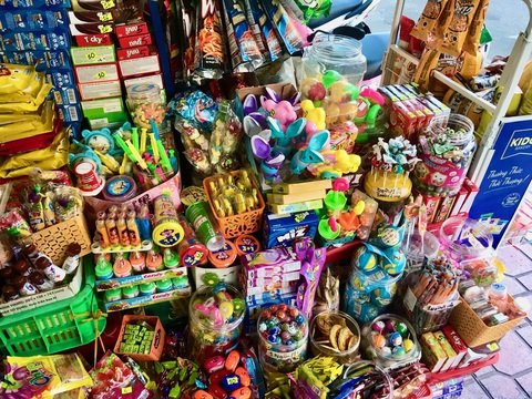 Sau các vụ ngộ độc ở Nha Trang, phụ huynh 'lên ruột' vì hàng rong vẫn bủa vây trường học- Ảnh 2. Các món quà vặt đủ màu sắc giá rẻ bất ngờ, khiến nhiều phụ huynh lo lắng về chất lượng - Ảnh: TUYẾT BĂNG