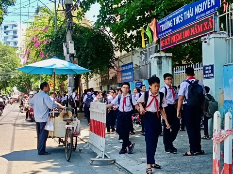 Sau các vụ ngộ độc ở Nha Trang, phụ huynh 'lên ruột' vì hàng rong vẫn bủa vây trường học- Ảnh 1. Xe hàng rong mời chào học sinh Trường THCS Thái Nguyên (TP Nha Trang) ngay giờ tan trường - Ảnh: MINH CHIẾN