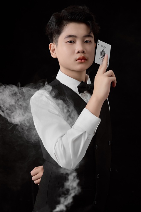 Bảo Long khoe trọn nét điển trai mang chút trưởng thành, chững chạc khi diện suit và đắm mình cùng những bộ môn ảo thuật mà cậu bé đam mê. Bảo Long khoe trọn nét điển trai mang chút trưởng thành, chững chạc khi diện suit và đắm mình cùng những bộ môn ảo thuật mà cậu bé đam mê.