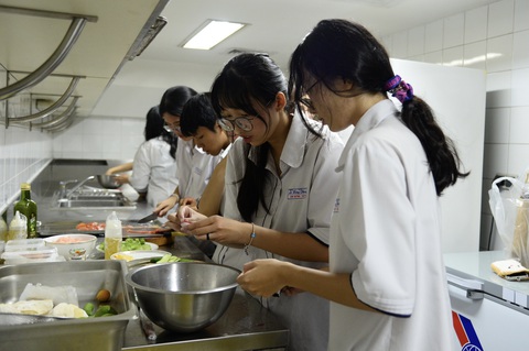 Các em học sinh nấu bữa ăn do chính mình soạn thực đơn, dưới sự trợ giúp của 3 đầu bếp Pháp. Trao đổi với Tuổi Trẻ Online, em Ngọc Nam cho hay các em chọn thực đơn theo tiêu chí các món ăn có nguyên liệu phù hợp với mùa xuân, mang tinh thần mát mẻ cả về phần nhìn và thưởng thức cho thực khách - Ảnh: HẢI QUỲNH Các học sinh nấu bữa ăn do chính mình soạn thực đơn, dưới sự trợ giúp của 3 đầu bếp Pháp. Trao đổi với Tuổi Trẻ Online, Ngọc Nam cho hay các em chọn thực đơn theo tiêu chí các món ăn có nguyên liệu phù hợp với mùa xuân, mang tinh thần mát mẻ cả về phần nhìn và thưởng thức cho thực khách - Ảnh: HẢI QUỲNH