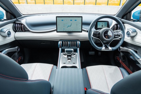BYD sẽ tung những mẫu xe và cạnh tranh phân khúc nào tại Việt Nam?- Ảnh 4. Cabin BYD Atto 3 ấn tượng với màn hình giải trí trung tâm có thể xoay ngang/dọc tùy thuộc vào nhu cầu sử dụng của người dùng - Ảnh: BYD