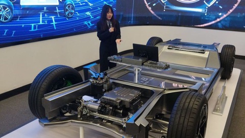 BYD chuẩn bị đưa pin đời mới vào sử dụng, chạy 1.000km, đủ từ Hà Nội vào Quy Nhơn- Ảnh 1. Với trọng lượng nhẹ hơn, kích thước nhỏ hơn nhưng mật độ năng lượng cao hơn 25%, pin điện Blade đời 2 được kỳ vọng nâng tầm vận hành xe BYD lên 1.000km mỗi lần sạc - Ảnh: Voi.id