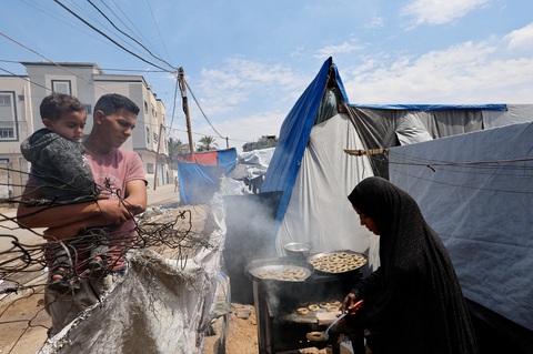 Một gia đình người Palestine chuẩn bị cho lễ Eid al-Fitr, đánh dấu sự kết thúc của tháng ăn chay Ramadan của người Hồi giáo, tại một trại lều ở Rafah, phía nam Dải Gaza, ngày 8-4 - Ảnh: REUTERS Một gia đình người Palestine chuẩn bị cho lễ Eid al-Fitr, đánh dấu sự kết thúc của tháng ăn chay Ramadan của người Hồi giáo, tại một trại lều ở Rafah, phía nam Dải Gaza, ngày 8-4 - Ảnh: REUTERS