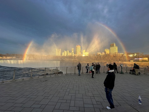 Cầu vòng hình thành trên thác Niagara ở New York, Mỹ, khi nhật thực đến trong ngày ngày 8-4 - Ảnh: REUTERS Cầu vòng hình thành trên thác Niagara ở New York, Mỹ, khi nhật thực đến trong ngày ngày 8-4 - Ảnh: REUTERS