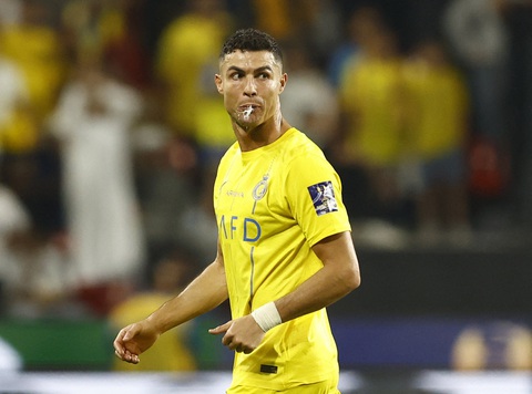 Cổ động viên Al Nassr muốn đội bóng đuổi Ronaldo- Ảnh 1. Thái độ của Ronaldo sau khi bị đuổi khỏi sân - Ảnh: REUTERS