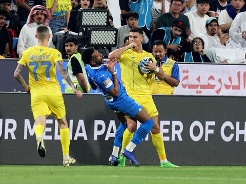 Cổ động viên Al Nassr muốn đội bóng đuổi Ronaldo- Ảnh 3. Cú giật chỏ của Ronaldo vào đối thủ - Ảnh: REUTERS
