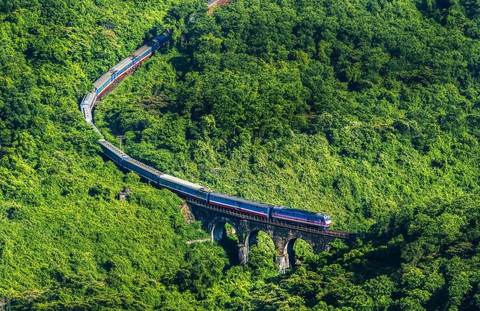 Đoàn tàu chạy qua cung đường sắt đẹp nhất Việt Nam: Thừa Thiên Huế - Đà Nẵng - Ảnh: ANH PHONG Đoàn tàu chạy qua cung đường sắt đẹp nhất Việt Nam: Thừa Thiên Huế - Đà Nẵng - Ảnh: ANH PHONG
