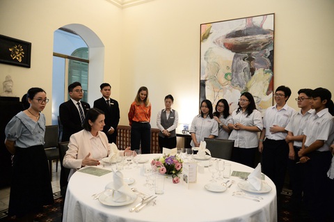 Sau khi nấu ăn, các em được học về nghệ thuật bàn ăn kiểu Pháp dưới sự hướng dẫn của bà Tổng lãnh sự Pháp Emmanuelle Pavillon-Grosser, cùng đội ngũ nhân viên khách sạn Hôtel des Arts Saigon. Các em được học cách sử dụng dao, muỗng, nĩa, cách dùng rượu vang cho phù hợp với món ăn… cùng nhiều quy tắc khác trên bàn ăn - Ảnh: HẢI QUỲNH Sau khi nấu ăn, các em được học về nghệ thuật bàn ăn kiểu Pháp, dưới sự hướng dẫn của bà Tổng lãnh sự Pháp Emmanuelle Pavillon-Grosser, cùng đội ngũ nhân viên khách sạn Hôtel des Arts Saigon. Các em được học cách sử dụng dao, muỗng, nĩa, cách dùng rượu vang cho phù hợp với món ăn… cùng nhiều quy tắc khác trên bàn ăn - Ảnh: HẢI QUỲNH