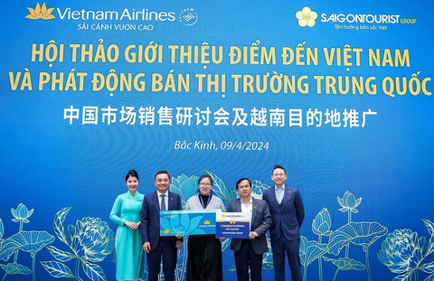 Chương trình phát động điểm đến Việt Nam tại Trung Quốc- Ảnh 3. Đại diện Saigontourist Group, Vietnam Airlines trao tặng quà may mắn cho khách trúng thưởng gồm vé máy bay của Vietnam Airlines và phòng nghỉ cao cấp của Saigontourist Group