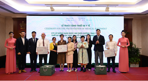Phát triển AI trong sàng lọc ung thư cổ tử cung- Ảnh 3. Lễ trao tặng thiết bị y tế. Ảnh: Đ.H