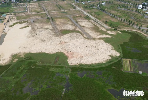 Ban chỉ đạo phòng, chống tham nhũng chỉ đạo 'nóng' về 3 dự án '1.000 người vạ lây' của Bách Đạt An- Ảnh 1. Dự án khu đô thị Hera Complex Riverside, người mua đất gian nan đòi đất - Ảnh: LÊ TRUNG