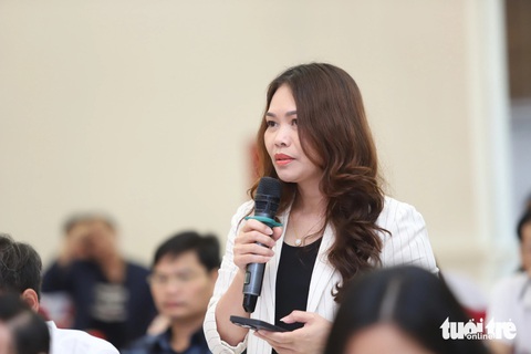 Dân 'đỏ mắt' tìm chỗ đỗ xe, TP Vinh đề xuất thu phí đỗ xe dưới lòng đường- Ảnh 1. Bà Trần Thị Cẩm Tú - phó chủ tịch UBND TP Vinh, Nghệ An - trả lời vấn đề thiếu chỗ đỗ xe ô tô được báo chí quan tâm - Ảnh: DOÃN HÒA