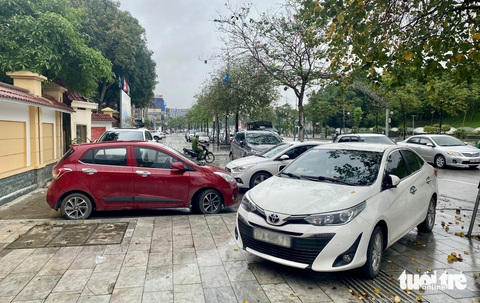 Dân 'đỏ mắt' tìm chỗ đỗ xe, TP Vinh đề xuất thu phí đỗ xe dưới lòng đường- Ảnh 3. Người dân đỗ xe ngổn ngang trên đường Hồ Tùng Mậu, TP Vinh - Ảnh: DOÃN HÒA