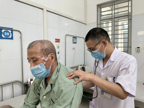 Bác sĩ Bệnh viện Đa khoa Hà Đông (Hà Nội) thăm khám cho bệnh nhân - Ảnh: BVCC Bác sĩ Bệnh viện Đa khoa Hà Đông (Hà Nội) thăm khám cho bệnh nhân - Ảnh: BVCC