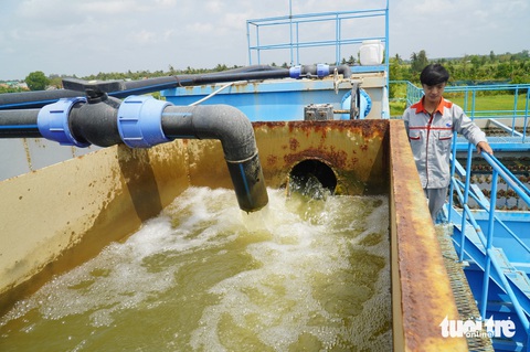 Giảm 10% giá nước sinh hoạt cho người dân Bến Tre- Ảnh 1. Tin vui cho người dân sử dụng nước từ Trung tâm Nước sạch và Vệ sinh môi trường nông thôn Bến Tre là sẽ được giảm giá 10% trên hóa đơn trong 2 tháng - Ảnh: MẬU TRƯỜNG