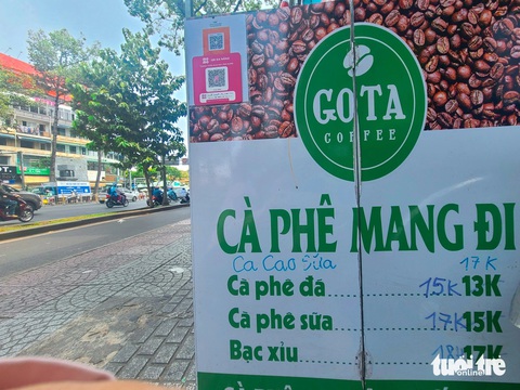 Giá cà phê tăng kỷ lục từ vườn ra vỉa hè- Ảnh 1. Một quán vỉa hè nằm trên đường Trần Hưng Đạo (quận 1) tăng giá bán mỗi ly cà phê lên 2.000 đồng mỗi loại - Ảnh: NHẬT XUÂN