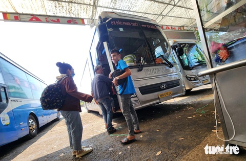 Xe dù, bến cóc ở Thủ Đức: Địa phương hứa kiểm tra nhưng vẫn hoạt động nhộn nhịp, công khai- Ảnh 1. Xe khách Trung Nga đón khách sai quy định tại bãi xe 39 trên đường Võ Chí Công, phường Phú Hữu, TP Thủ Đức sáng 9-4 - Ảnh: MINH HÒA