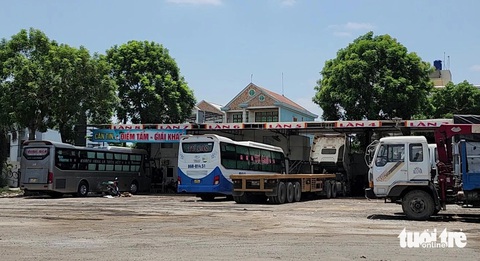 Xe dù, bến cóc ở Thủ Đức: Địa phương hứa kiểm tra nhưng vẫn hoạt động nhộn nhịp, công khai- Ảnh 3. Bãi xe này tổ chức cho các xe khách giường nằm vào đón khách như một bến xe thực thụ, phân làn xe rõ ràng