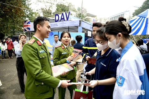 Thí sinh dự thi đánh giá của Bộ Công an vào ngày 6 và 7-7- Ảnh 1. Thí sinh tham dự Ngày hội tư vấn tuyển sinh - hướng nghiệp năm 2024 do báo Tuổi Trẻ phối hợp các đơn vị tổ chức - Ảnh: NAM TRẦN