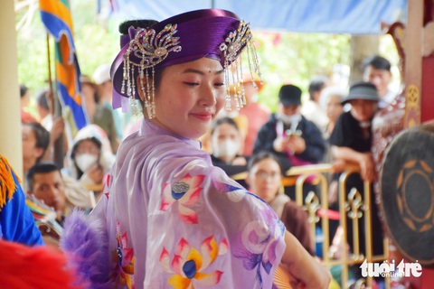Nhảy múa trước điện thờ Thiên Y A Na - Ảnh: TRẦN HOÀI Múa trước điện thờ Thiên Y A Na - Ảnh: TRẦN HOÀI