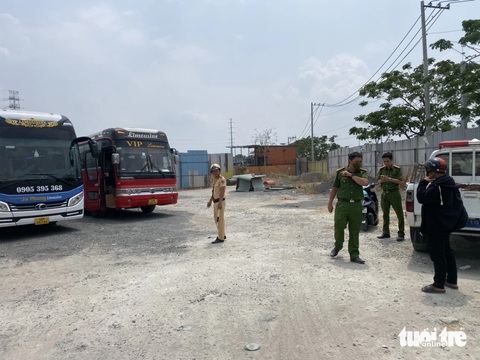 Xe dù, bến cóc ở Thủ Đức: Địa phương hứa kiểm tra nhưng vẫn hoạt động nhộn nhịp, công khai- Ảnh 4. Công an phường Phú Hữu và cảnh sát giao thông Cát Lái xử lý xe khách vi phạm tại một bãi xe trên đường Võ Chí Công