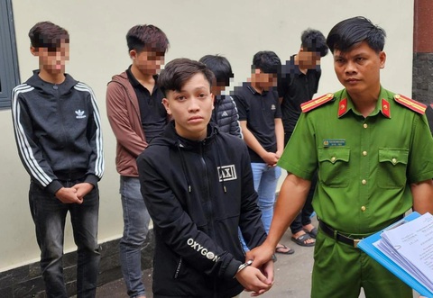 Khởi tố 14 thanh thiếu niên nhóm ‘Kiến lửa’ và ‘Tôn Đản’ về tội gây rối- Ảnh 1. Cơ quan công an bắt tạm giam một nghi phạm và cấm đi khỏi nơi cư trú với số người còn lại - Ảnh: H.B.