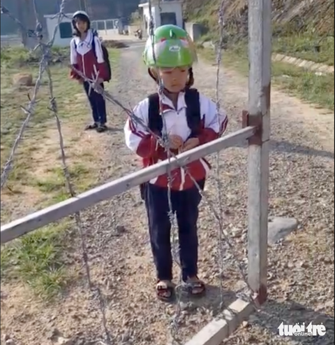 Học sinh đã không còn phải chui rào kẽm gai đến trường- Ảnh 1. Các em học sinh đã được mở cổng để đi học - Ảnh: L.A